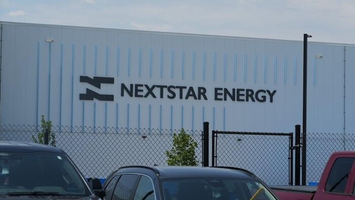 Logo de NextStar Energy sur la façade d’un grand bâtiment.