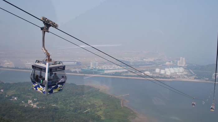 Le Ngong Ping 360, un téléphérique circulant en hauteur sur près de six kilomètres, à Hong Kong.