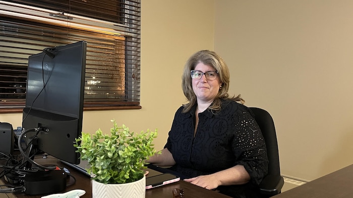 La mairesse de Chibougamau derrière son ordinateur. 