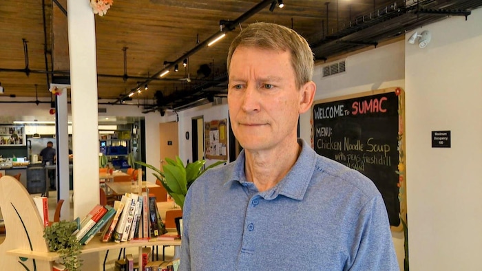 Nick Saul est debout dans la salle à manger du centre Sumac.