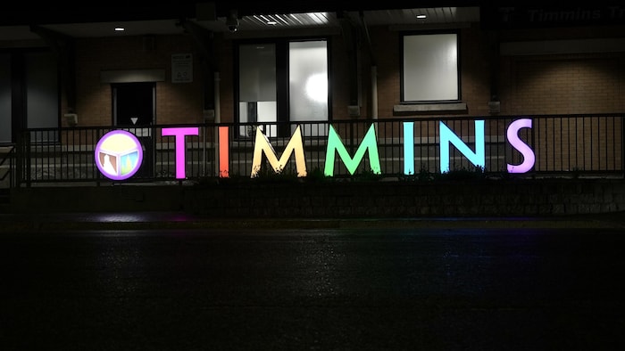 L'enseigne de TImmins illimuné aux couleurs de la fierté.