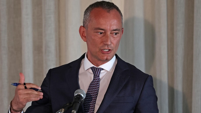Nickolay Mladenov, haut représentant pour Gaza au sein du Conseil pour la paix du président américain Donald Trump, lors d'une conférence de presse à Jérusalem, le 13 mai 2026.
