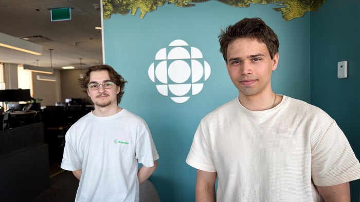 Nicolas Arsenault et Léo-Michel Poirier-Pigeon dans les bureaux de Radio-Canada à Sept-Îles.
