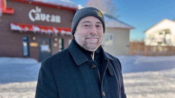 Nicolas Falcimaigne devant la microbrasserie