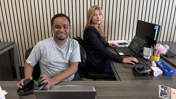 Nicolas Fivel et Hind Dekkar travaillent devant leur ordinateur.