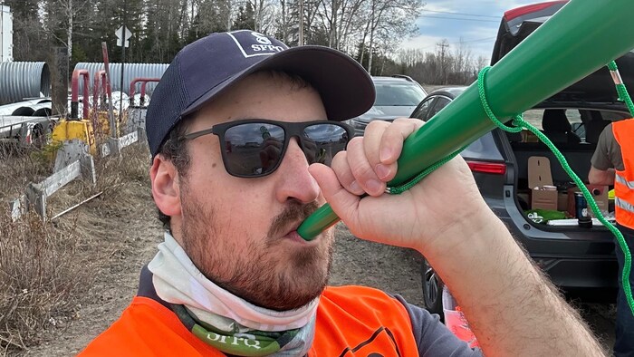 Nicolas Gauthier pose devant la caméra lors d'une grève. 