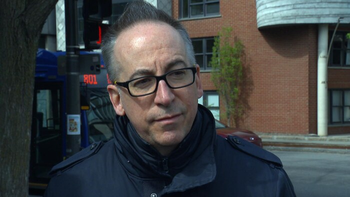 Nicolas Girard lors d’une mêlée de presse à l’extérieur.