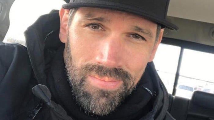 Nicolas Isabelle avec une casquette et un chandail noir.
