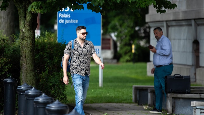 Simon Garceau devant le palais de justice de Trois-Rivières.