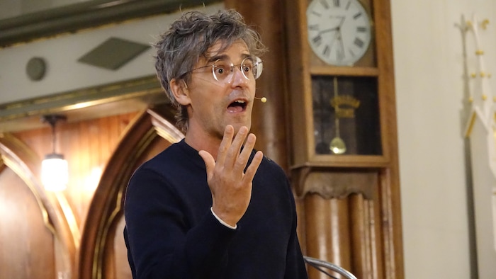 Nicolas Landry lors d'une soirée de conte à l'église Saint-Pierre-de-La Vernière en septembre 2026 à Contes en Îles.