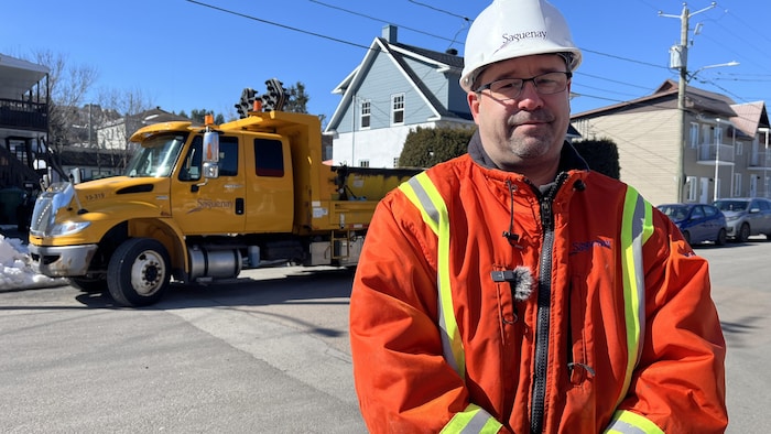 Un homme devant un camion.