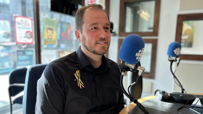 Nicolas Maheux en entrevue à Radio-Canada, dans le studio de Rouyn-Noranda.