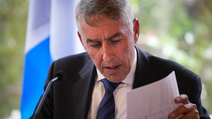 Nicolas Marceau consulte le cadre financier.