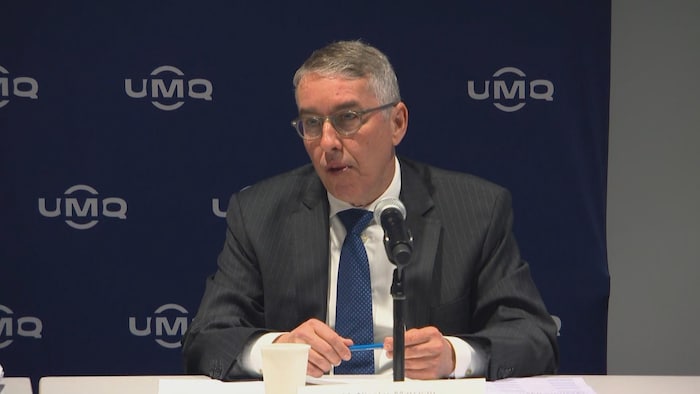 Nicolas Marceau s'adresse aux journalistes.