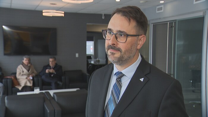 Nicolas Pappalardo en entrevue à l’aéroport Billy Bishop.