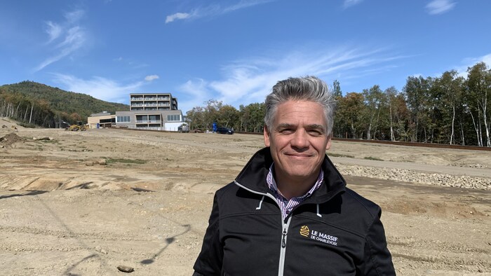 Nicolas Racine devant le chantier du Club Med Québec Charlevoix.