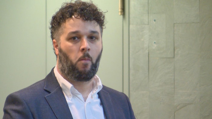 Des dizaines de femmes victimes d'un voyeur sans le savoir | Radio-Canada