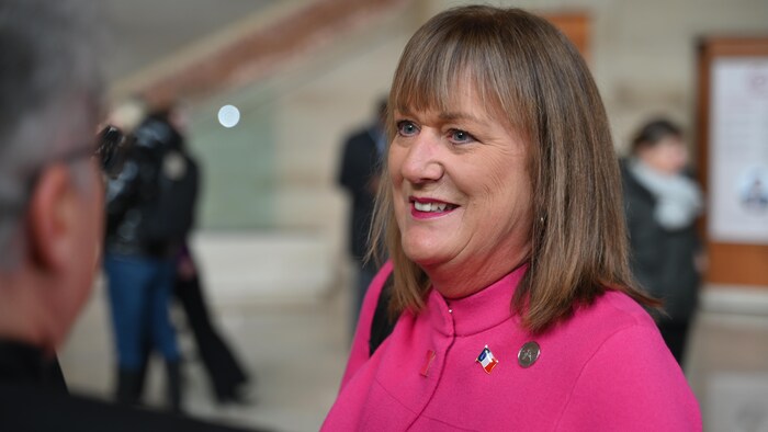 Une femme vêtue de rose dans le hall d'honneur de la Cour suprême du Canada