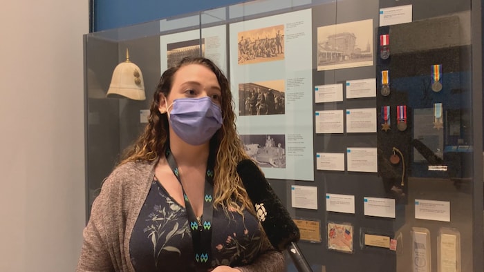 Nicole Chittle devant des artefacts de guerre.