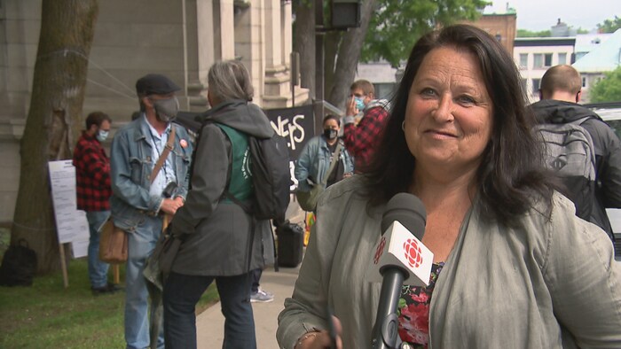 Nicole Dionne accorde une entrevue à Radio-Canada lors d'une manifestation au centre-ville de Québec.