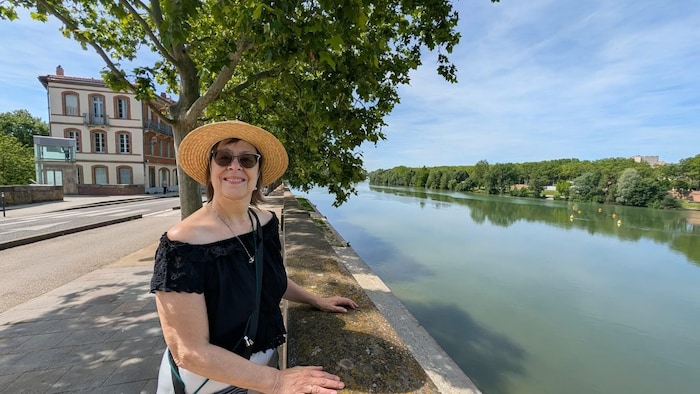 Nicole Dupéré sur le bord de la Garonne, le fleuve qui coule à Toulouse.