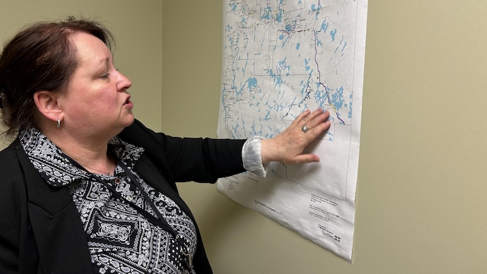 Nicole Gaulin pointe une carte de Rouyn-Noranda.