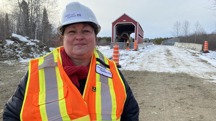 Nicole Gaulin devant le chantier du pont couvert Alphonse-Normandin.