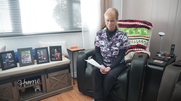 Une femme lit une lettre.