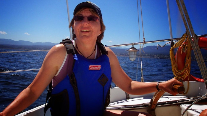 Nicole Langlois sur un bateau près de l'île Protection en face de Nanaimo, en 2009.