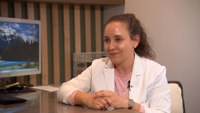 Nicole Maillet-Lebel interviewée dans son bureau.