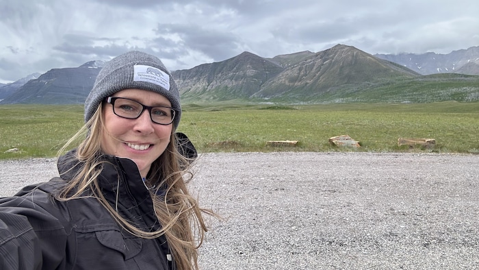 Une femme devant des montagnes. 