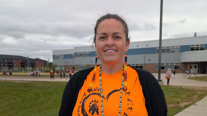 Nicole Porter debout devant l'école Champlain.