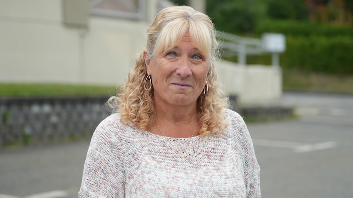 Nicole Roussel près des bureaux de Transport Vas-y, sur la rue Fraser à Rivière-du-Loup.