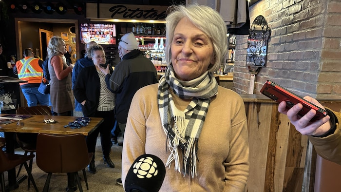 Une femme en entrevue.