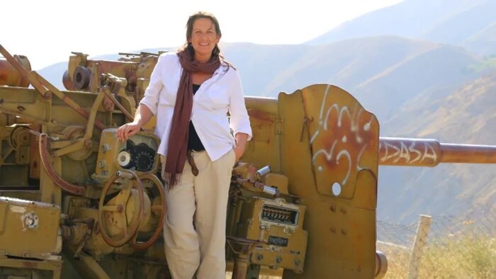 Elle se tient debout sur véhicule blindé en Afghanistan