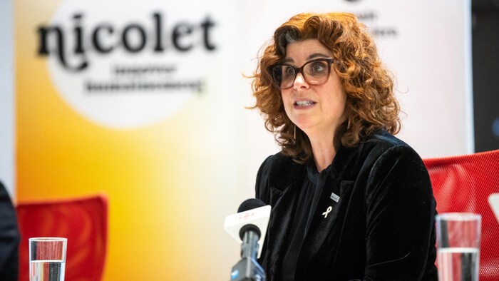 La mairesse de Nicolet, Geneviève Dubois, en conférence de presse.