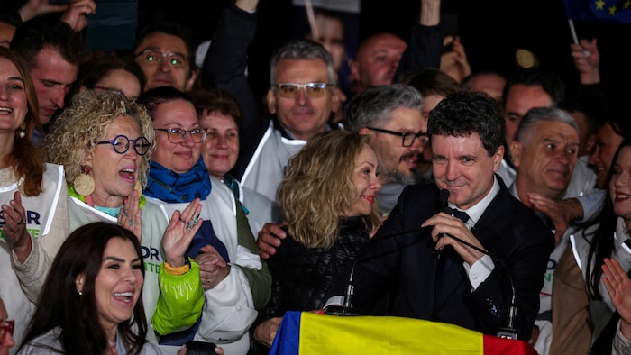 Nicusor Dan dans une foule.