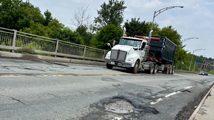 Les nids de poule du pont de Monseigneur-Albert-Gravel.