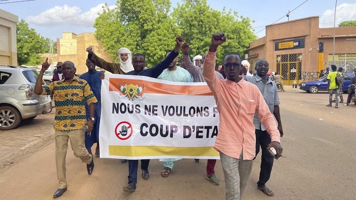 Des partisans du président Mohamed Bazoum défilent dans les rues de Niamey contre le coup d'État militaire.