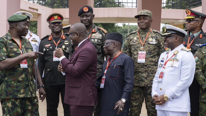 Des chefs militaires africains prennent la pose pour une photo de groupe. 