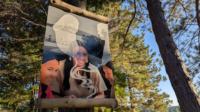 Une œuvre représentant une photo de famille et des ancêtres dessinés près des visages.