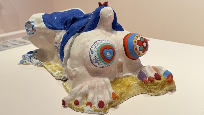 Une maquette de cette sculpture qui représente une femme.