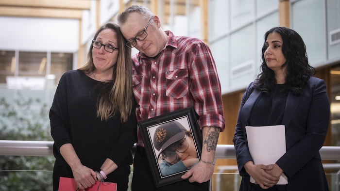 Niki Sharma accompagnée des parents de Carson Cleland.