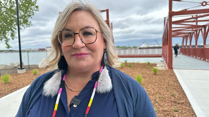 Portrait de Nikki van Oirschot à l'extérieur.