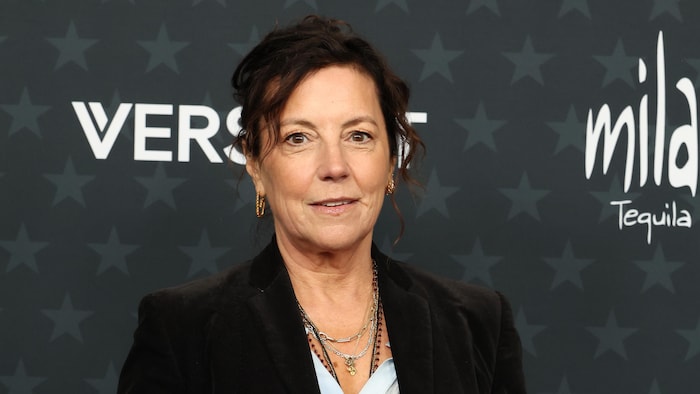 Une femme brune pose. 