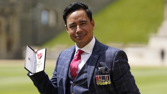 Nirmal Purja pose pour une photo avec sa médaille.