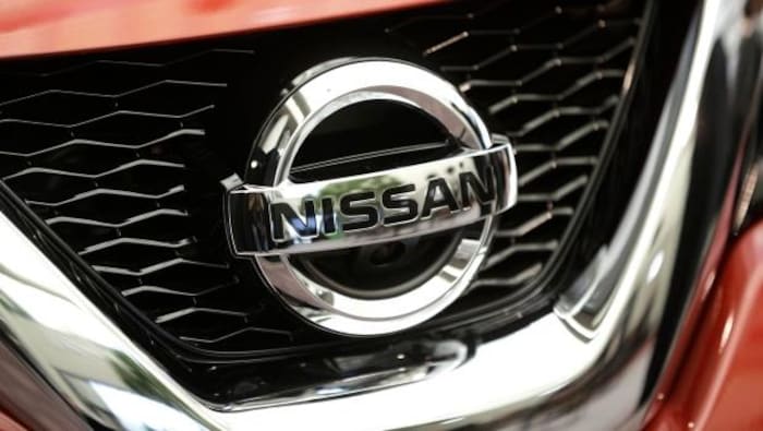 Logo de Nissan devant une voiture. 