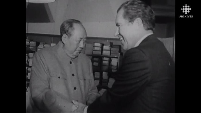 Le président américain Richard Nixon et le président chinois Mao Zedong se sont rencontrés et se sont serré la main en février 1972.
