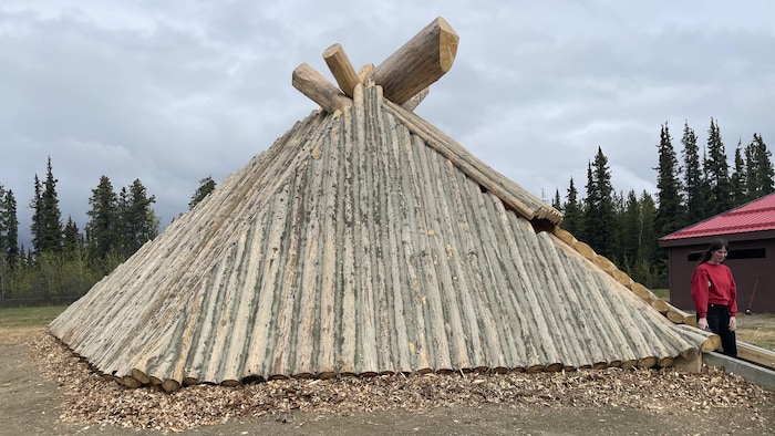 Le Njel, une structure ressemblant à une tente, vue de l’extérieur.
