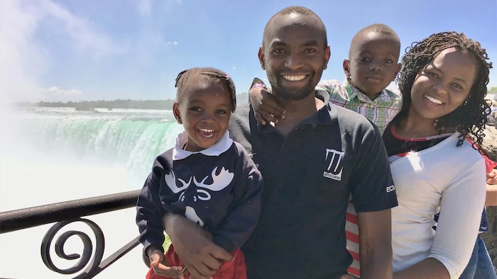 Una familia posa para una foto frente a las cataratas del Niágara.